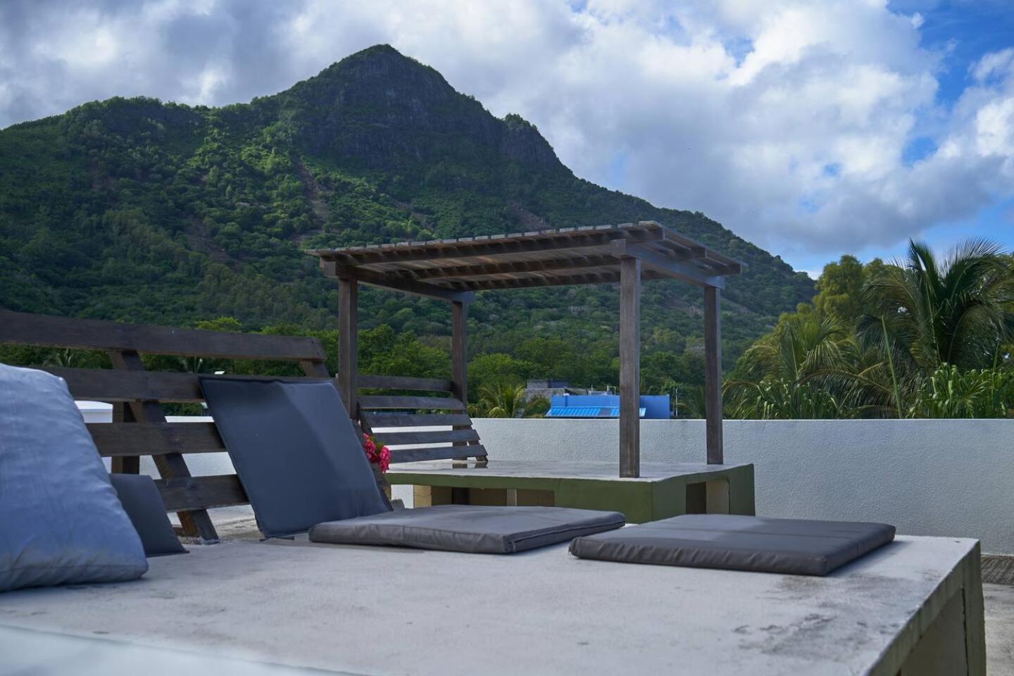Loukaz -Entire Rental Units W Panoramic Rooftop Coteau Raffin 외부 사진